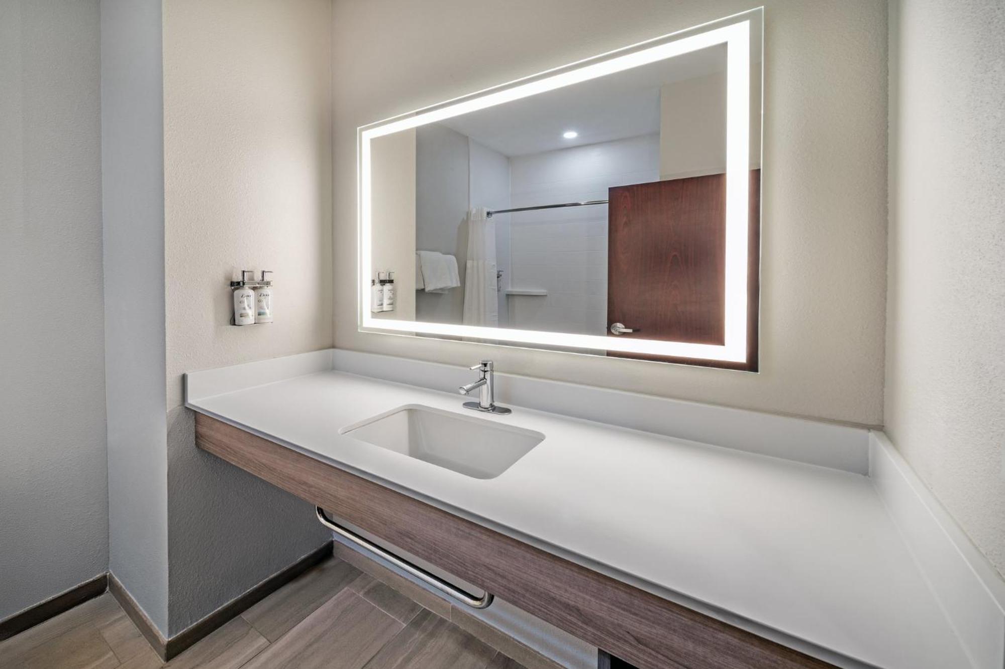 Holiday Inn Express Hotel & Suites Henderson - Traffic Star By Ihg Экстерьер фото