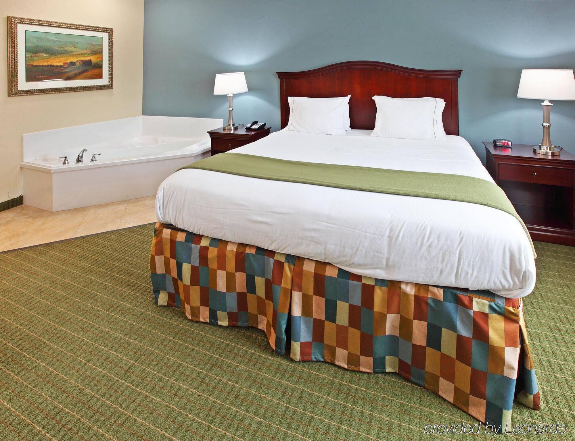 Holiday Inn Express Hotel & Suites Henderson - Traffic Star By Ihg Экстерьер фото
